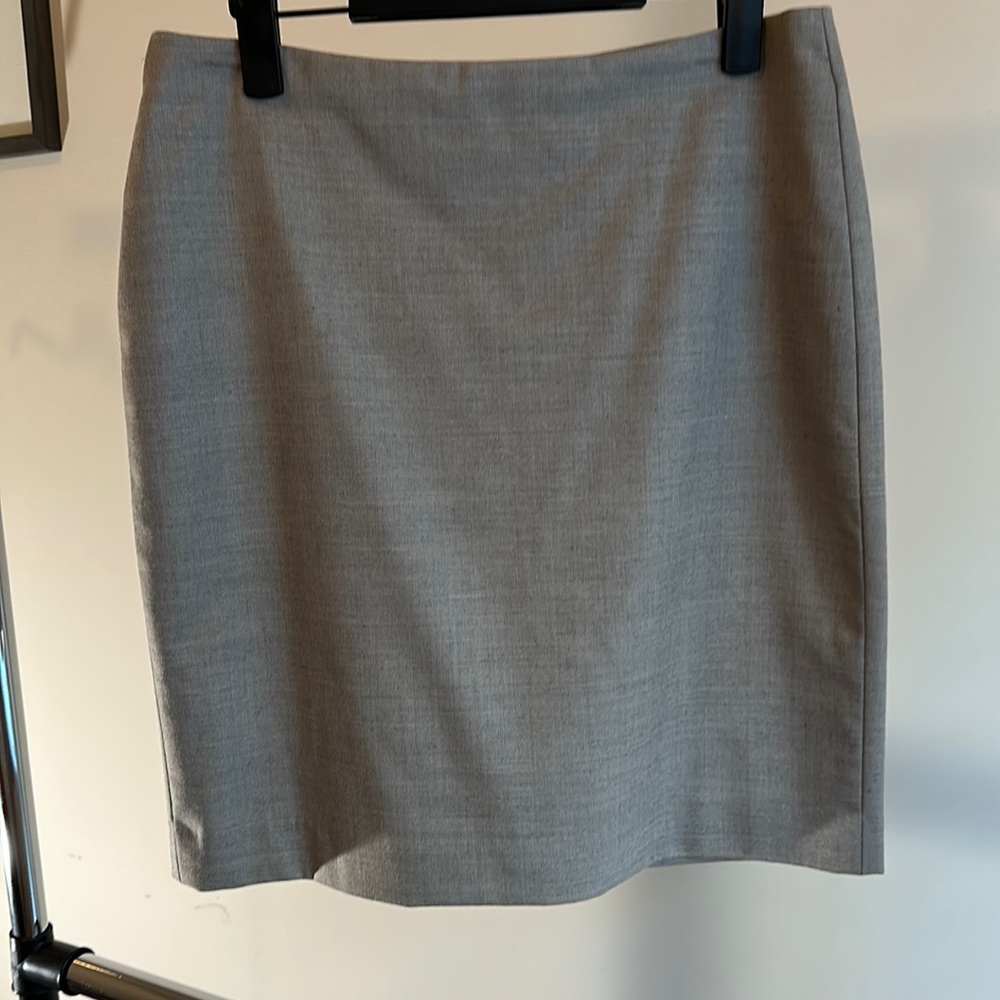 Women’s gray skirt. Banana republic. Size 6. Never worn. NEW. Back zipper, split